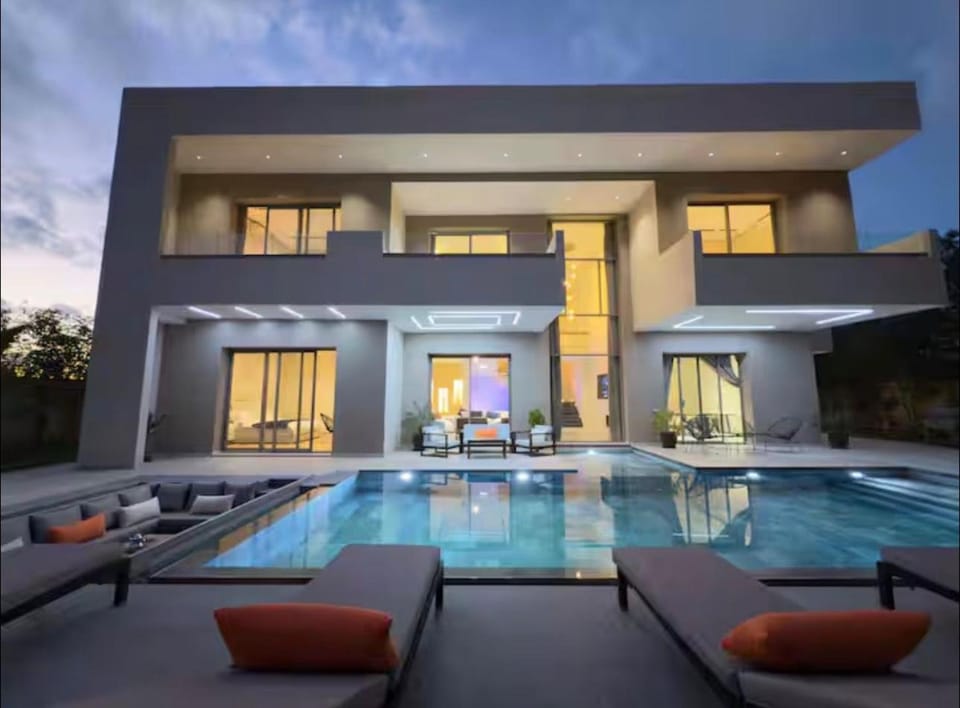 Property building, Patio, Day, Pool view, Swimming pool, sunbed
