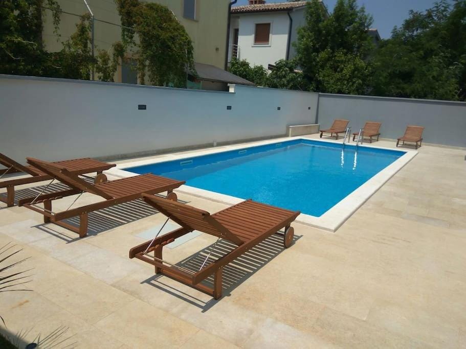Day, Pool view, Swimming pool, sunbed