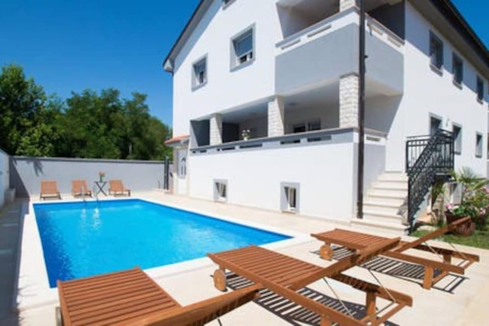 Property building, Patio, Day, Pool view, Swimming pool, sunbed