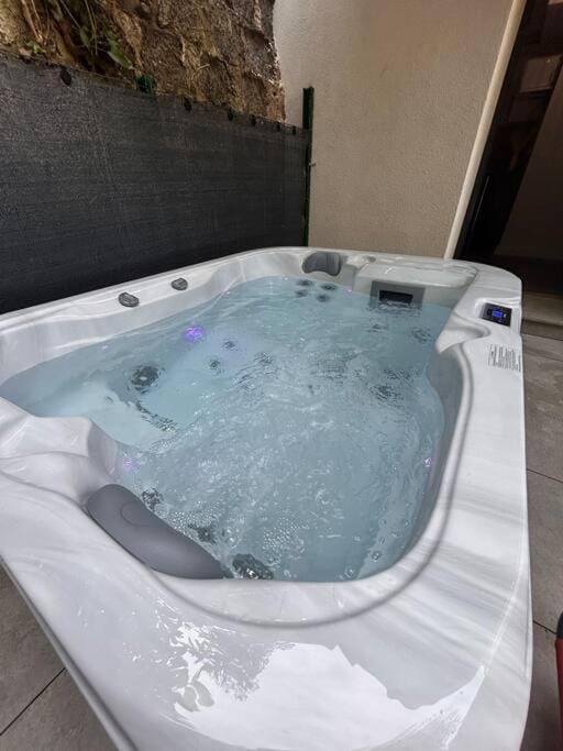 Hot Tub, Spa and wellness centre/facilities