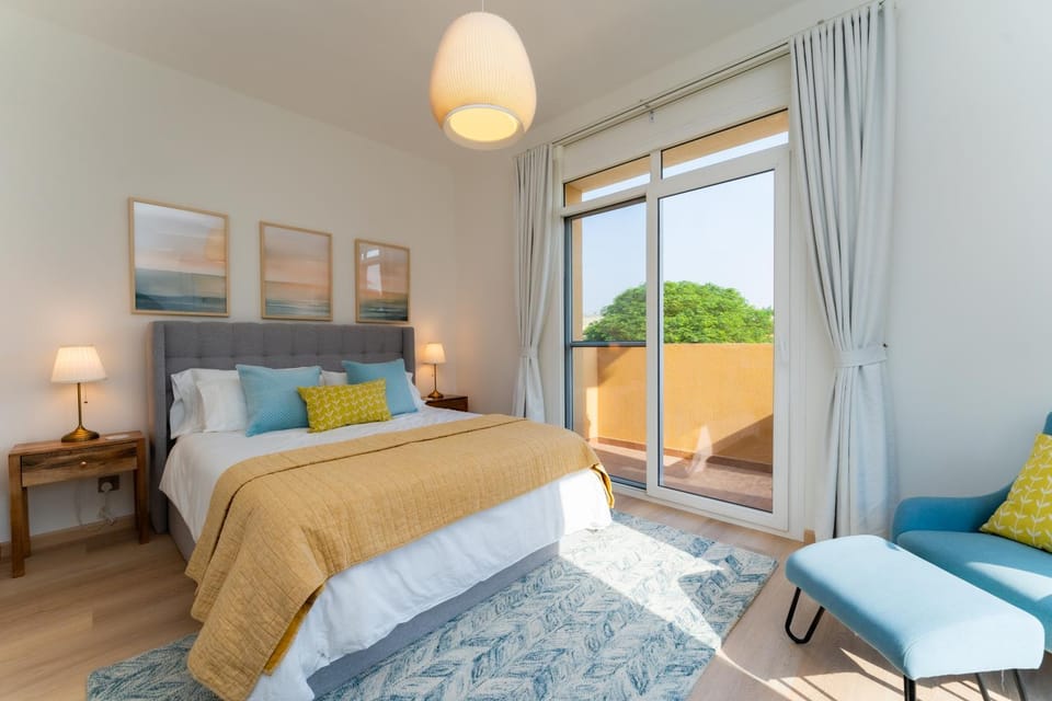 Bed, Seating area, Bedroom