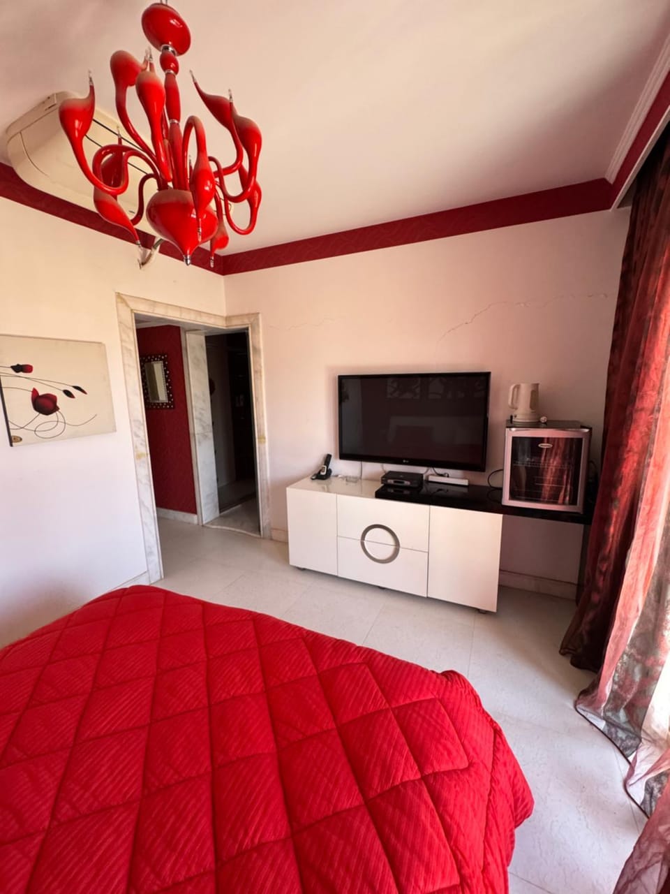 Bed, TV and multimedia, Evening entertainment, Bedroom