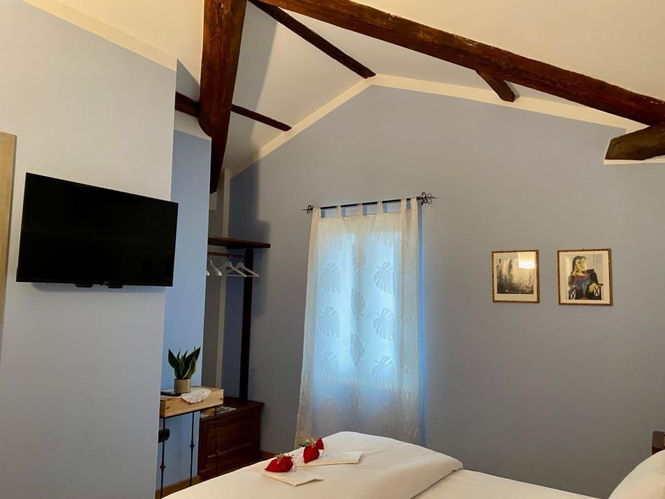 TV and multimedia, Photo of the whole room, Bedroom
