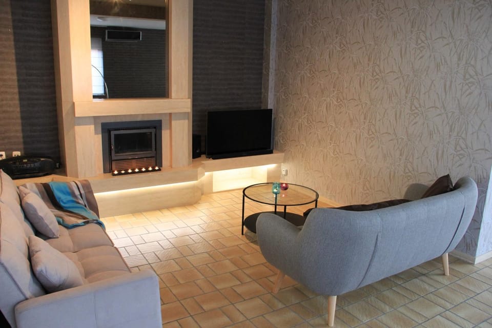Communal lounge/ TV room, TV and multimedia, Living room
