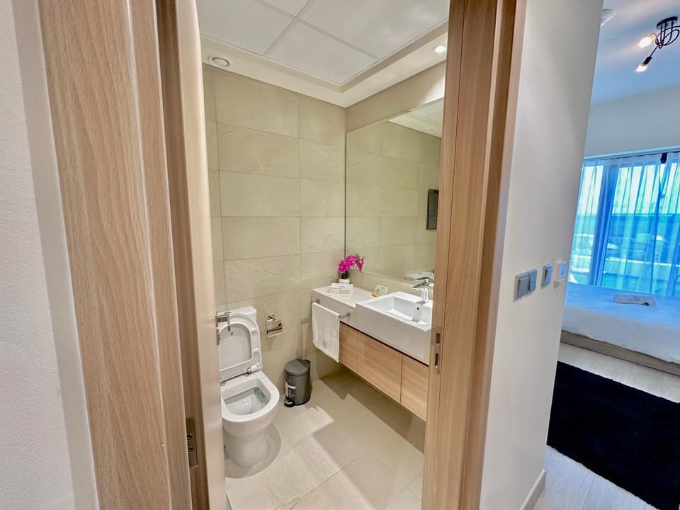 Shower, Toilet, towels