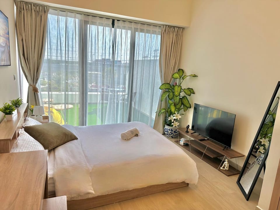 Bed, TV and multimedia, Evening entertainment, Bedroom