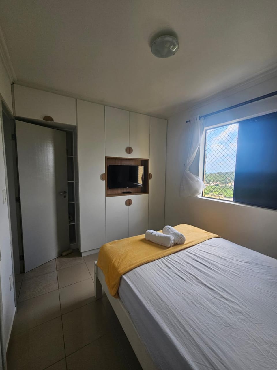 Bed, TV and multimedia, Photo of the whole room, Bedroom