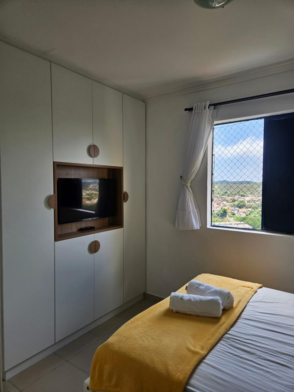 Bed, TV and multimedia, Photo of the whole room, Bedroom, towels