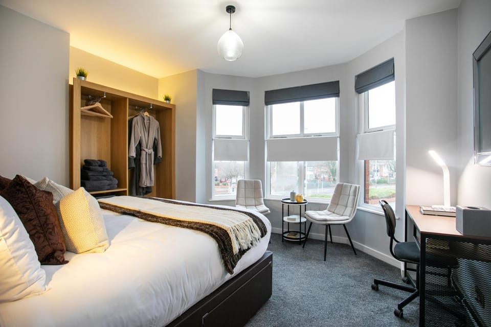 Bed, Photo of the whole room, Seating area, Bedroom