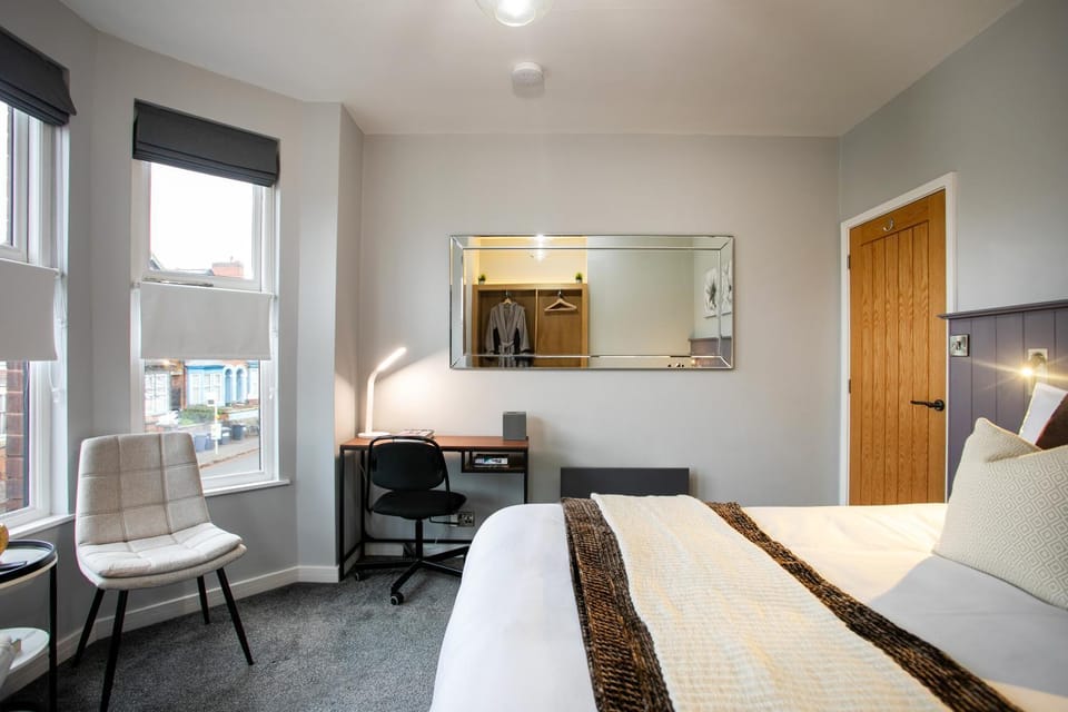 Bed, Photo of the whole room, Seating area, Bedroom