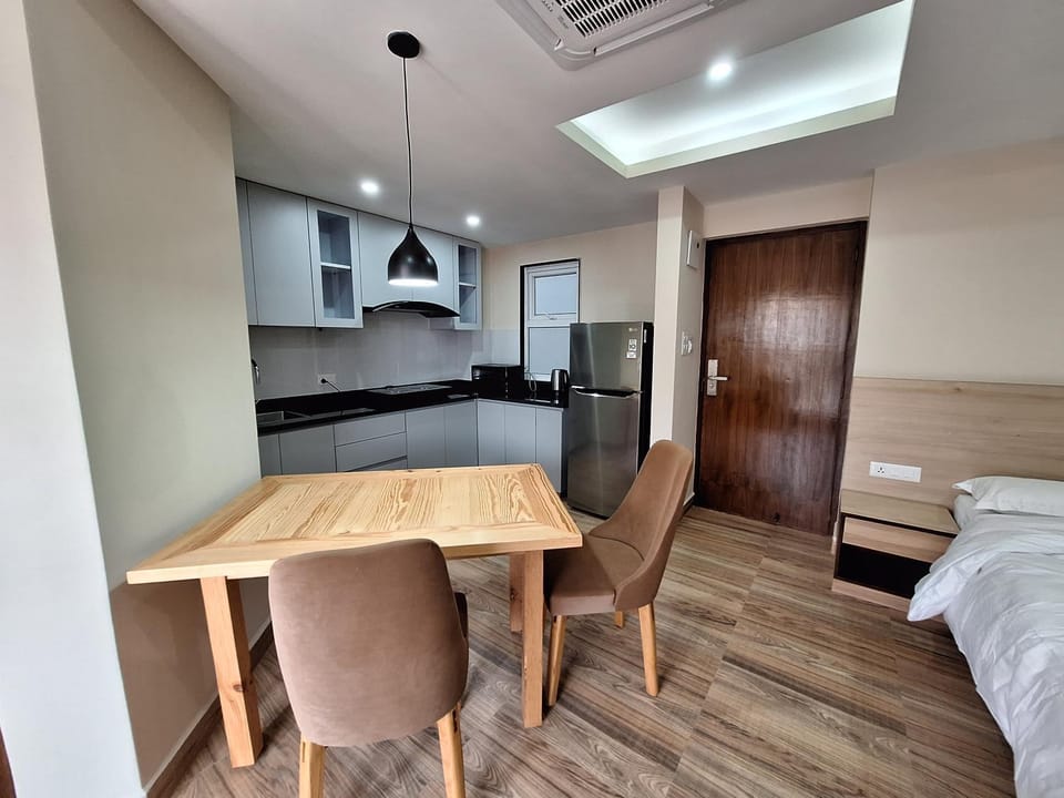 Kitchen or kitchenette, Dining area