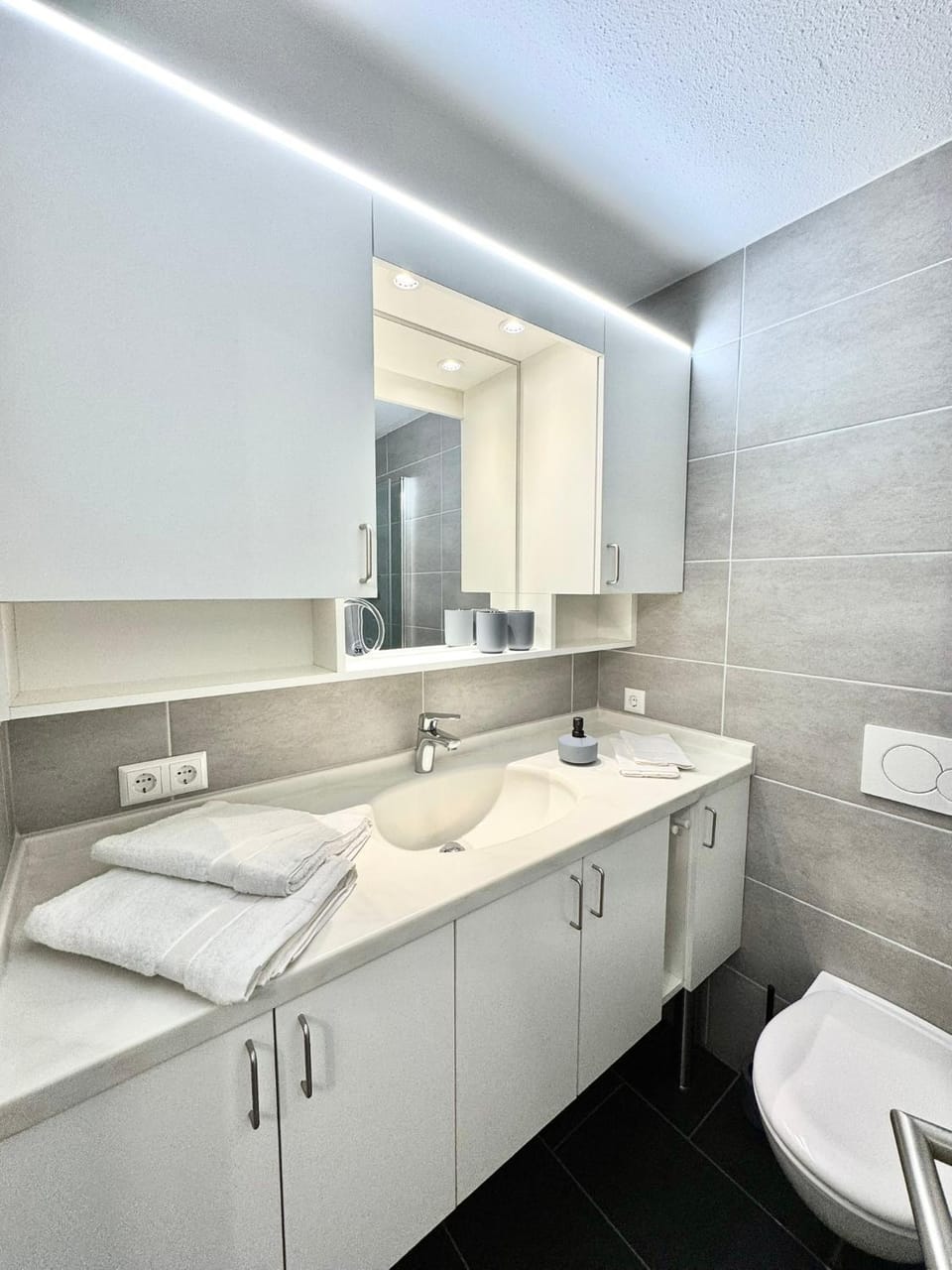 Toilet, Bathroom, towels
