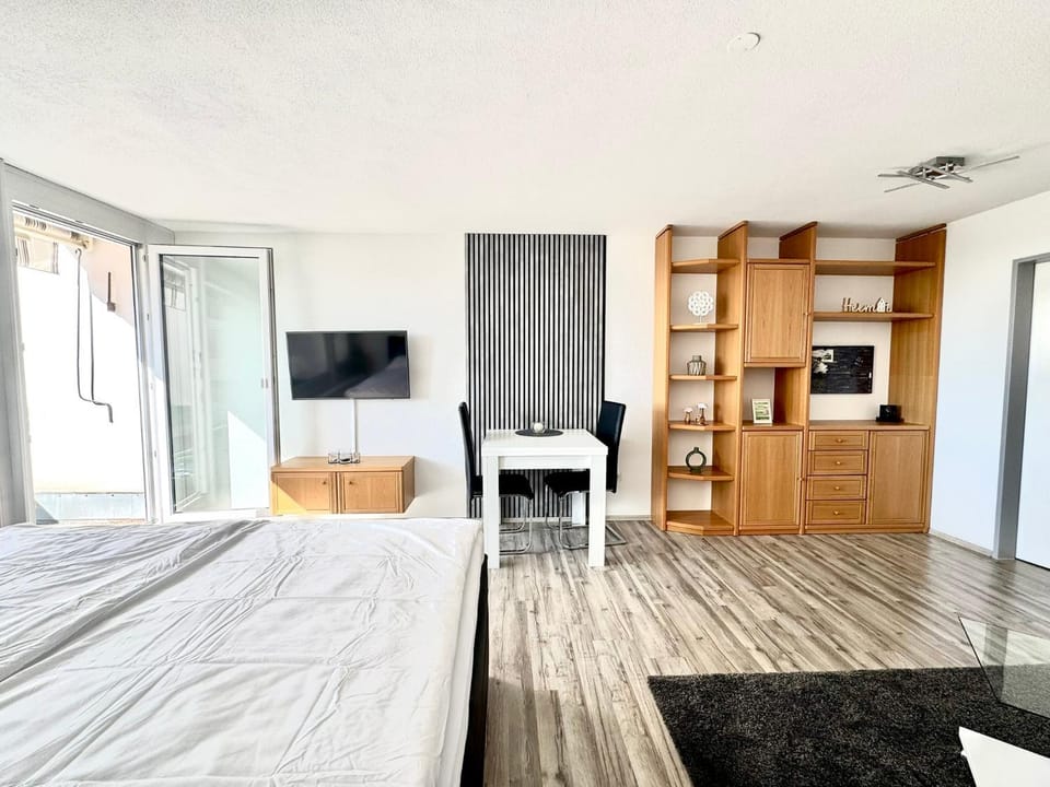 Bed, TV and multimedia, Photo of the whole room, Dining area, Evening entertainment