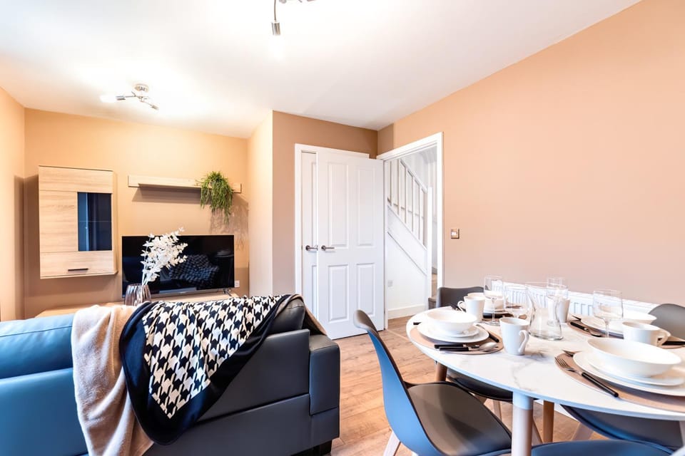 TV and multimedia, Living room, Seating area, Dining area