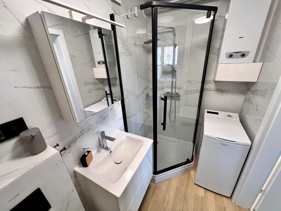 Shower, Bathroom, towels