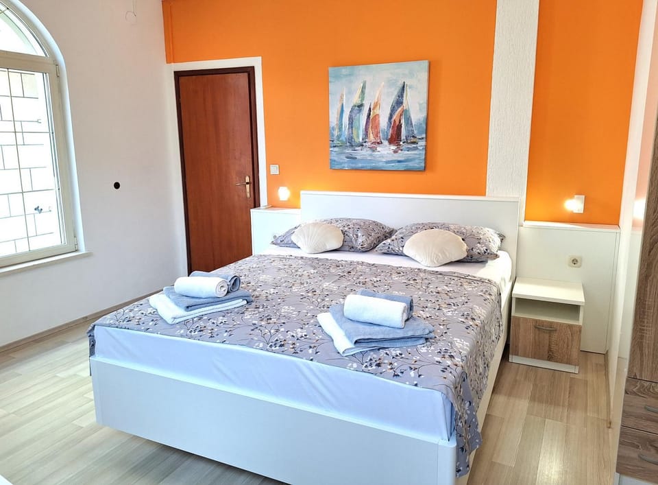 Bed, Bedroom, towels