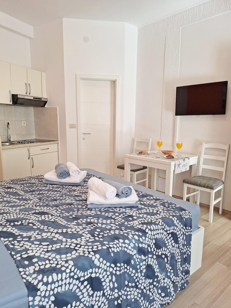 Bed, TV and multimedia, Kitchen or kitchenette