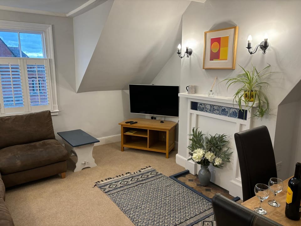 TV and multimedia, Living room, Seating area, Dining area