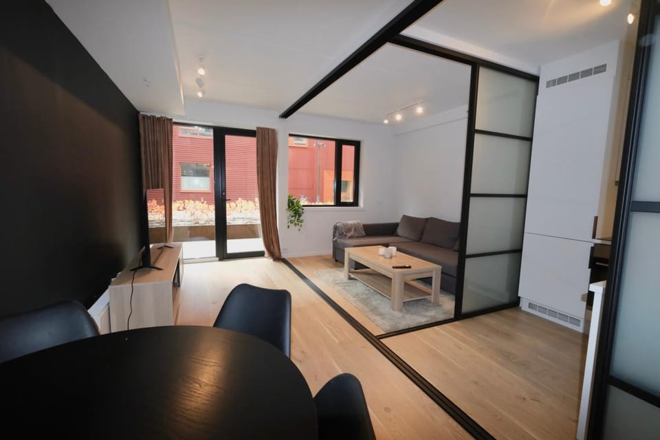 TV and multimedia, Living room, Seating area, Dining area