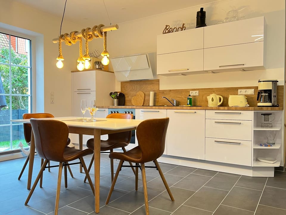 Coffee/tea facilities, Kitchen or kitchenette, Dining area, dishwasher, stove, toaster