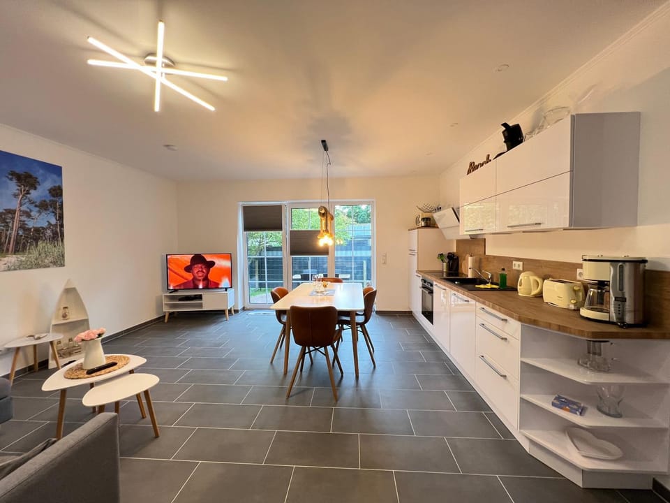 TV and multimedia, Kitchen or kitchenette, Living room, Dining area