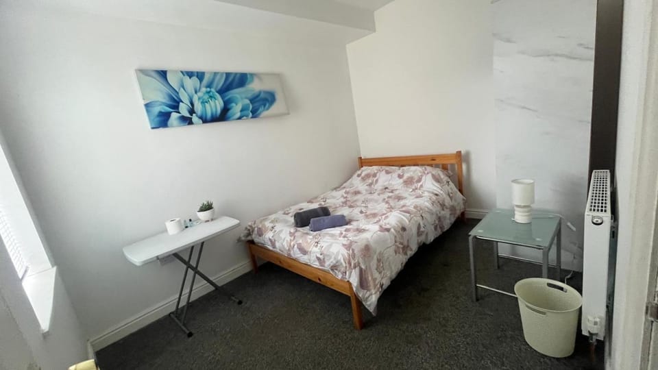 Double room with Shared bathroom - free WiFi Bed and Breakfast in Hull