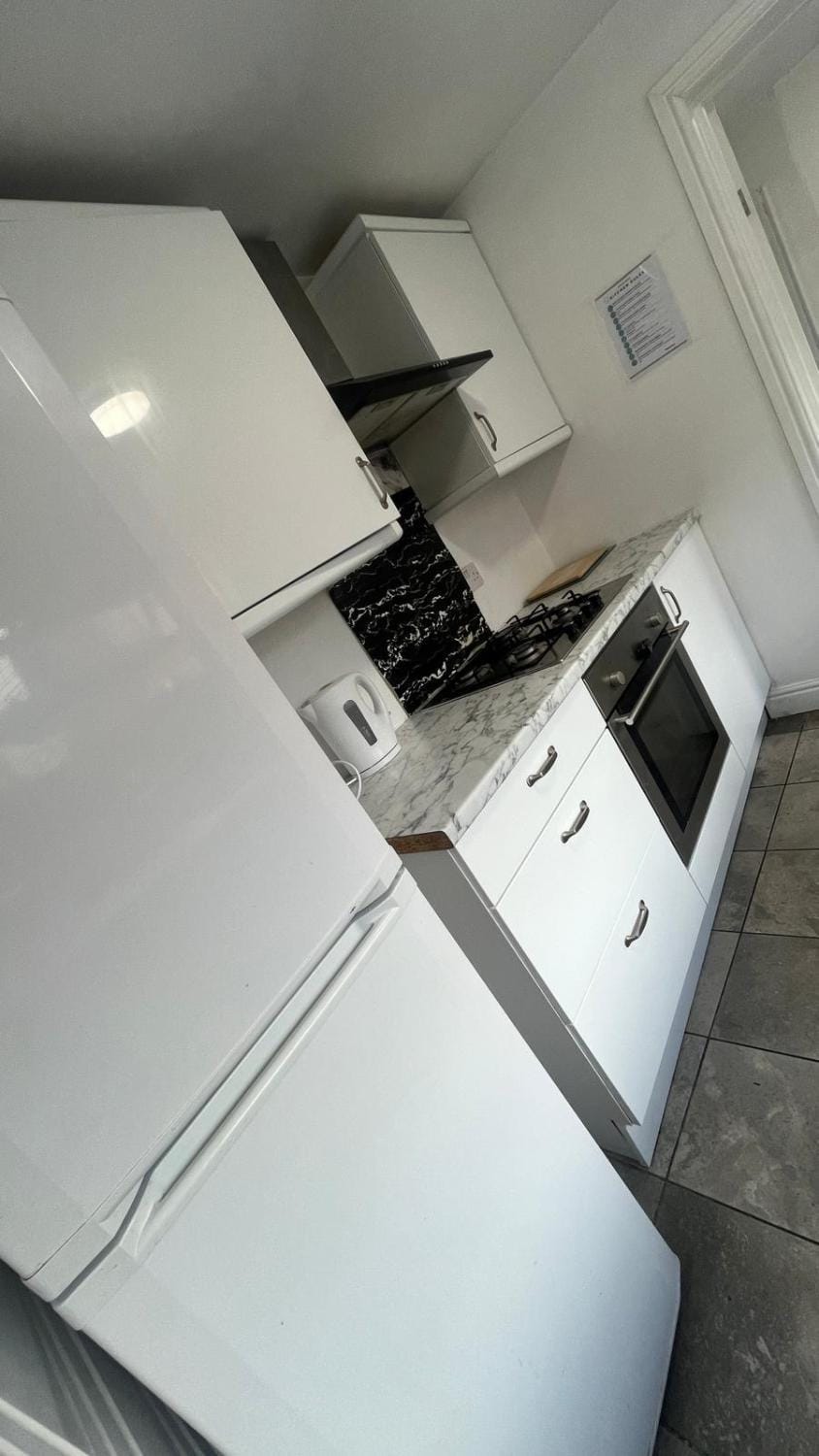 Double room with Shared bathroom - free WiFi Bed and Breakfast in Hull