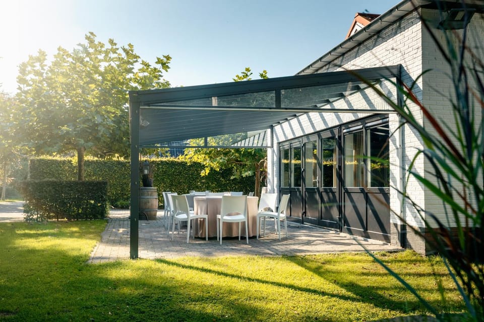 Property building, Patio, Spring, Day, Garden, Dining area, Garden view