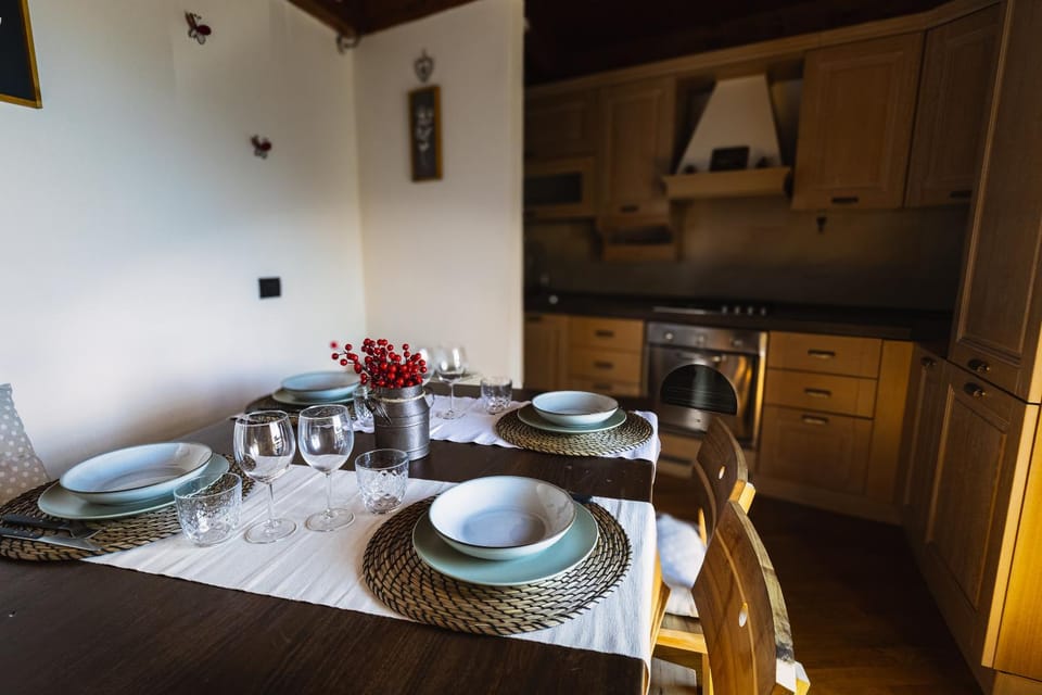 Kitchen or kitchenette, Dining area