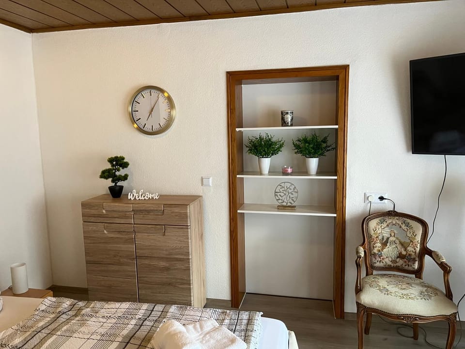 Bed, TV and multimedia, Living room, Seating area, Bedroom, wardrobe