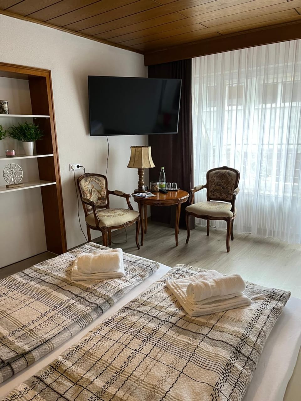 TV and multimedia, Seating area, Bedroom