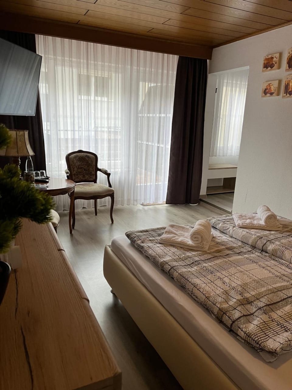 Bed, Photo of the whole room, Seating area, Bedroom