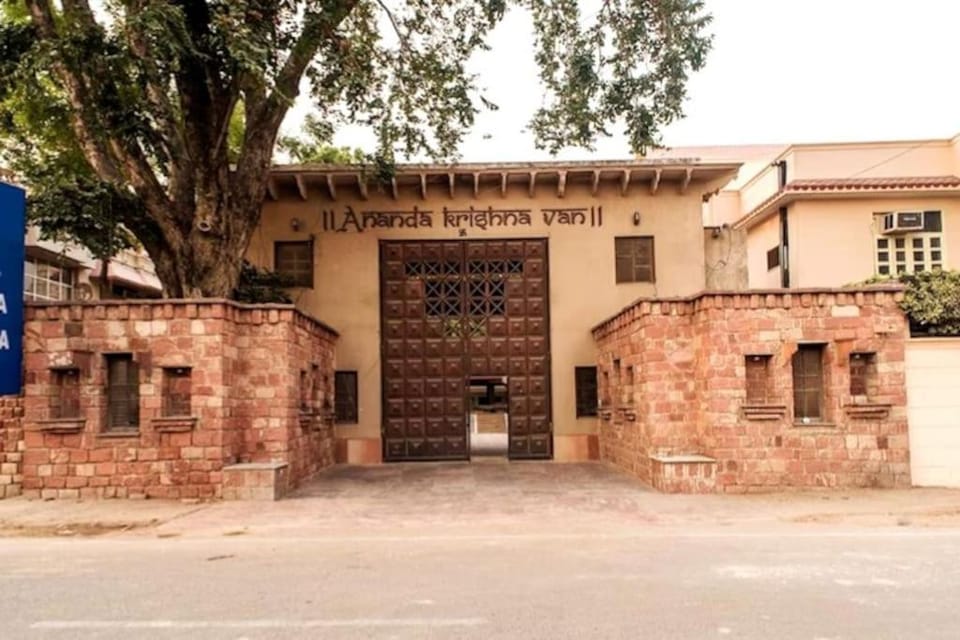 Divine AC studio in Ananda Krishna Van, 2 mins from ISKCON Apartment in Uttar Pradesh
