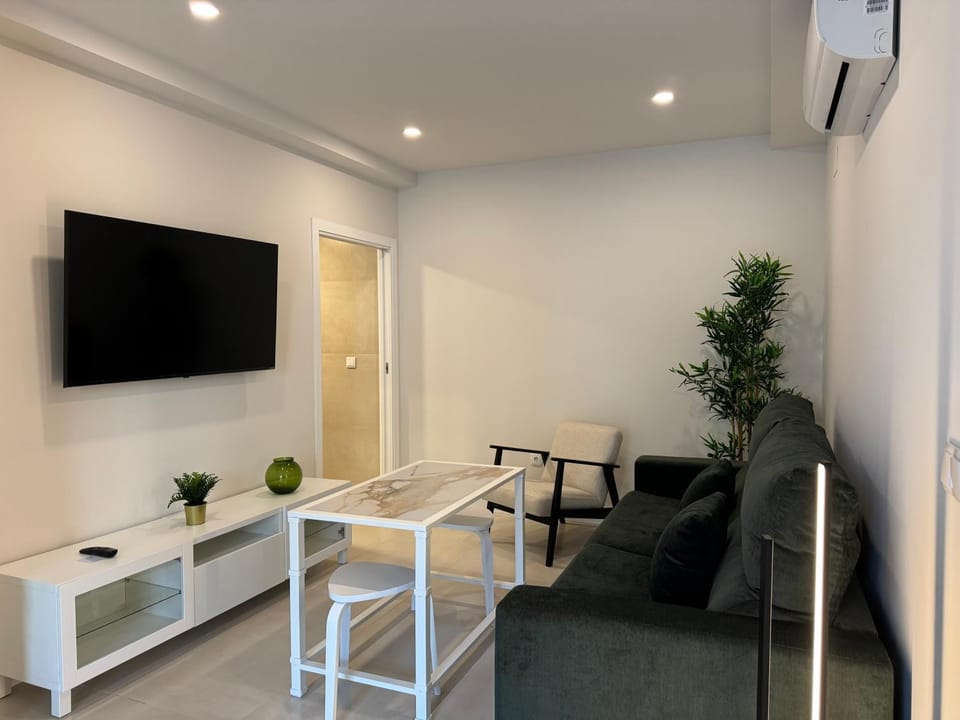 Communal lounge/ TV room, TV and multimedia, Seating area