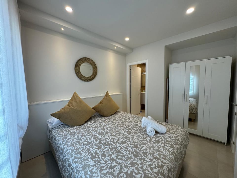 Photo of the whole room, Bedroom, wardrobe