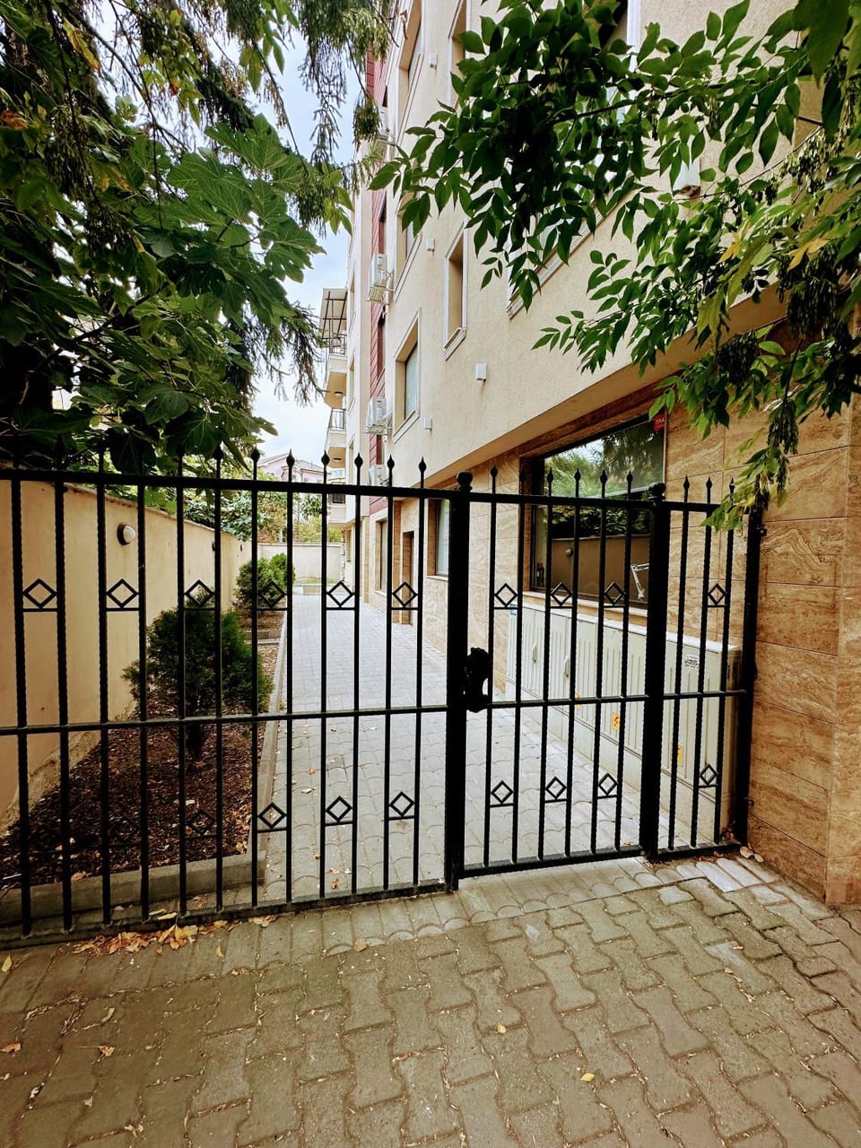 Property building, Facade/entrance