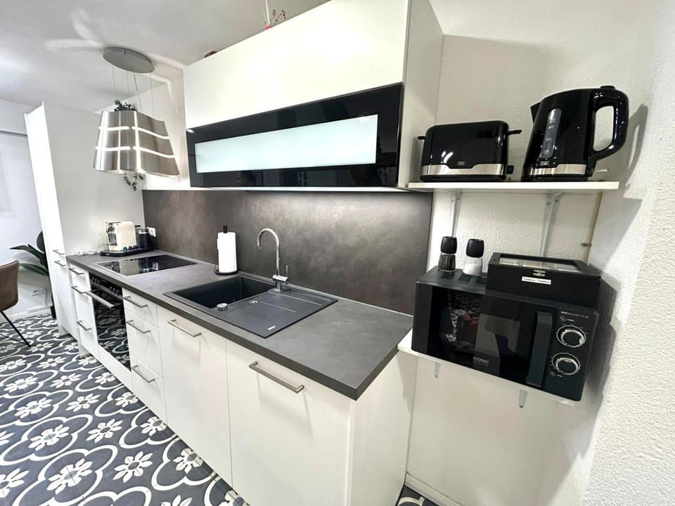 Coffee/tea facilities, Kitchen or kitchenette, dishwasher, oven, stove, toaster