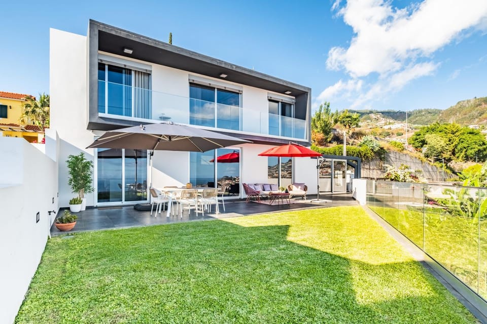 Property building, Patio, Spring, Day, Natural landscape, Garden, Dining area, Garden view, Mountain view, sunbed