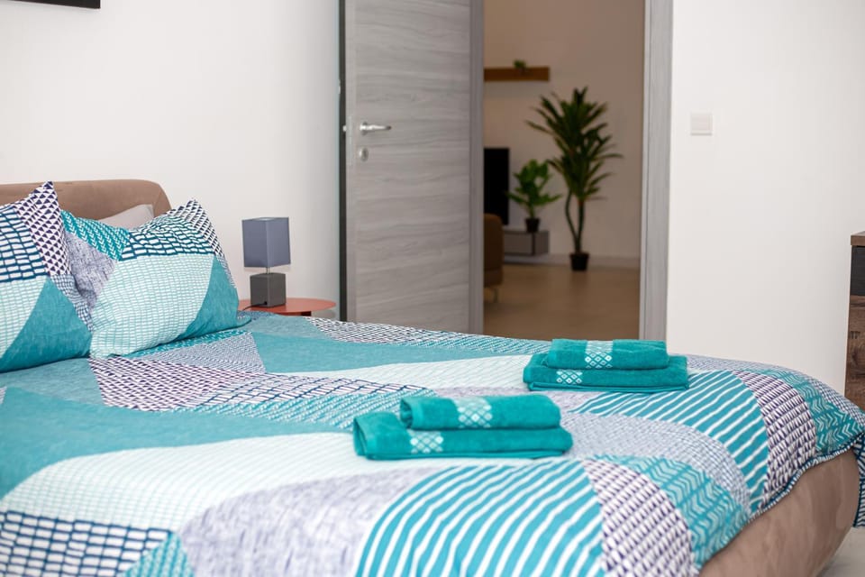 Bed, Bedroom, towels