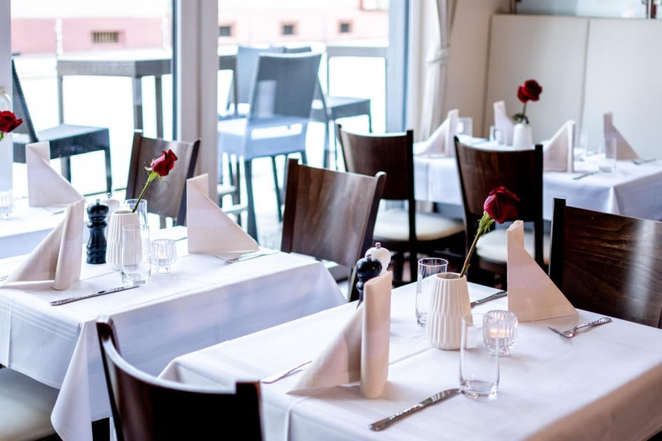 Restaurant/places to eat, Restaurant/places to eat, Food and drinks, Banquet/Function facilities, Seating area, Food