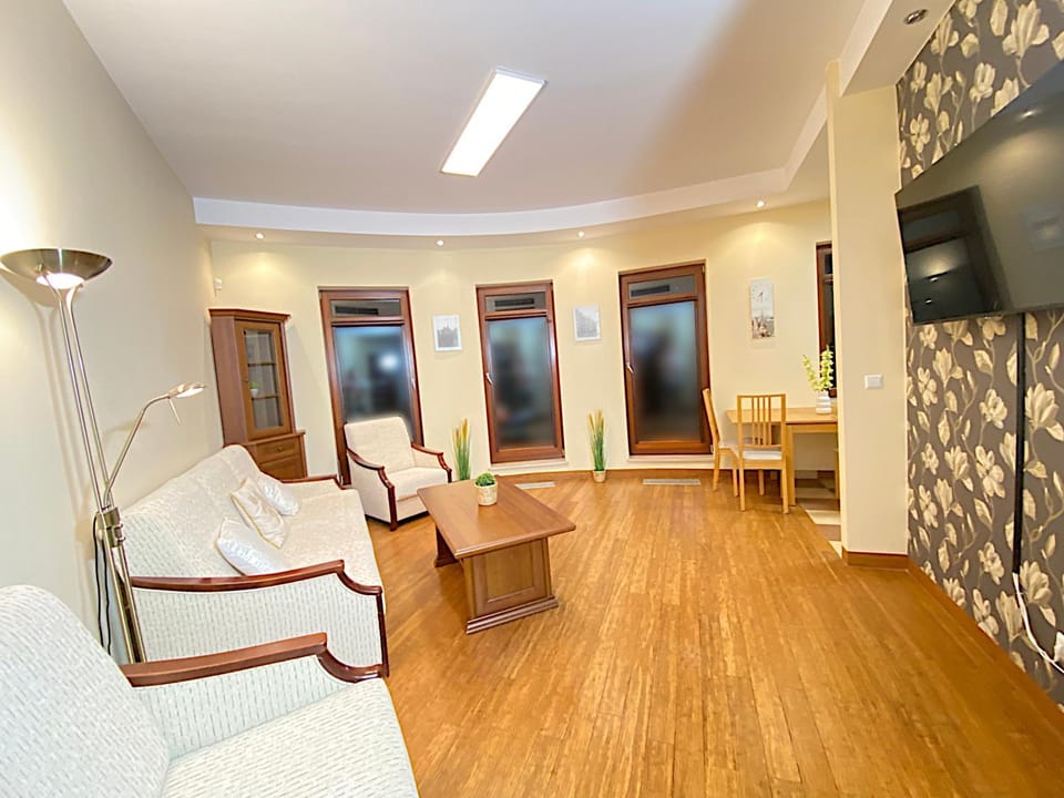 TV and multimedia, Living room, Seating area, Evening entertainment