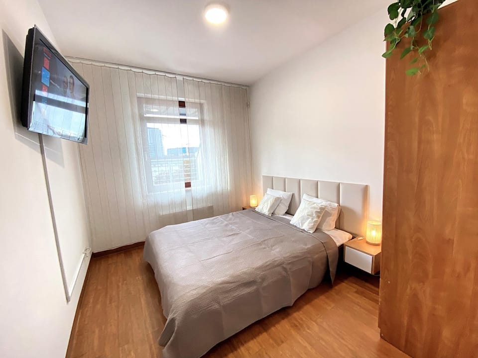 Bed, TV and multimedia, Photo of the whole room, Bedroom