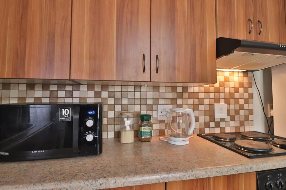 Coffee/tea facilities, Kitchen or kitchenette, oven, stove