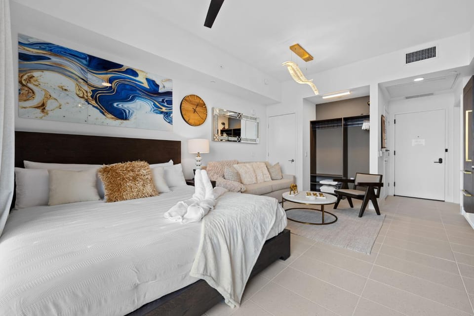 Bed, TV and multimedia, Seating area