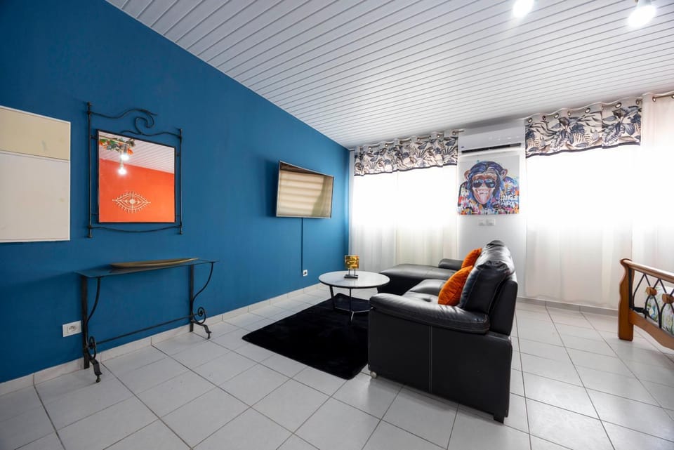 TV and multimedia, Living room, Seating area, air conditioner