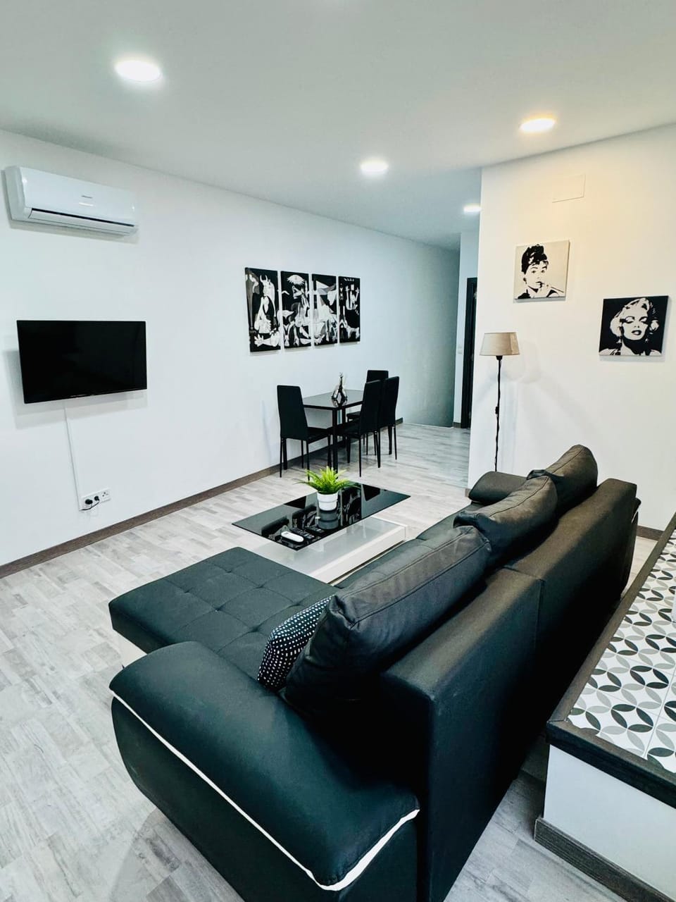 TV and multimedia, Living room, Seating area, Evening entertainment, air conditioner