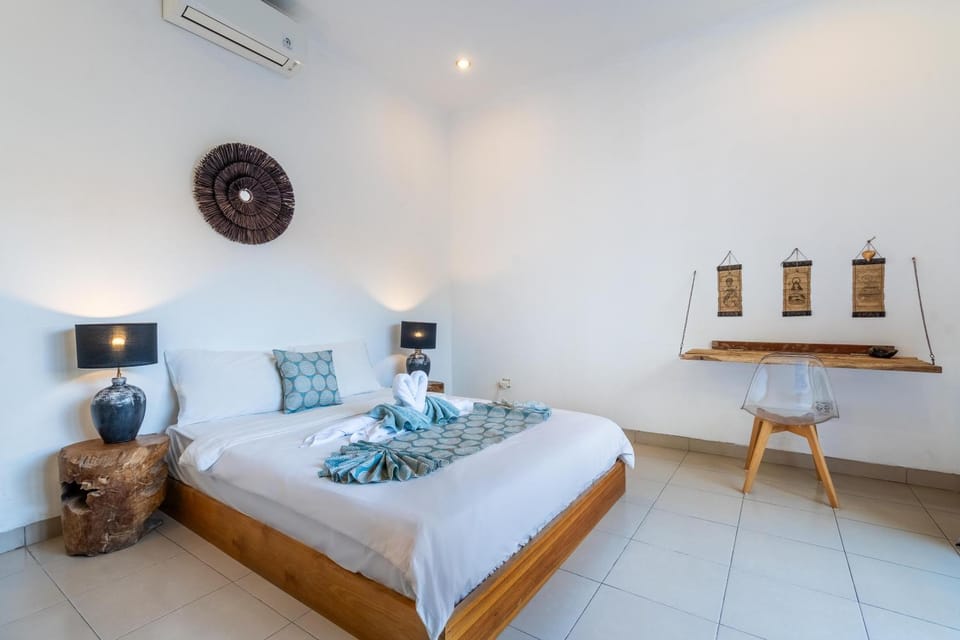 Villa Azure 1 - Private 3-bedroom Balinese Pool Villa near Echo Beach Villa in North Kuta