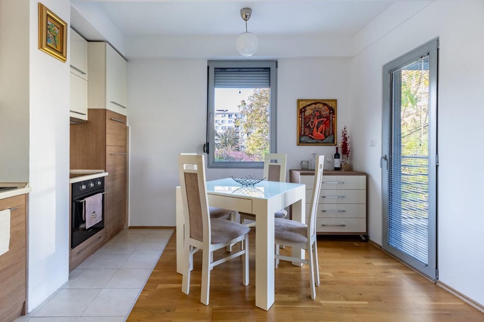 Kitchen or kitchenette, Dining area, oven