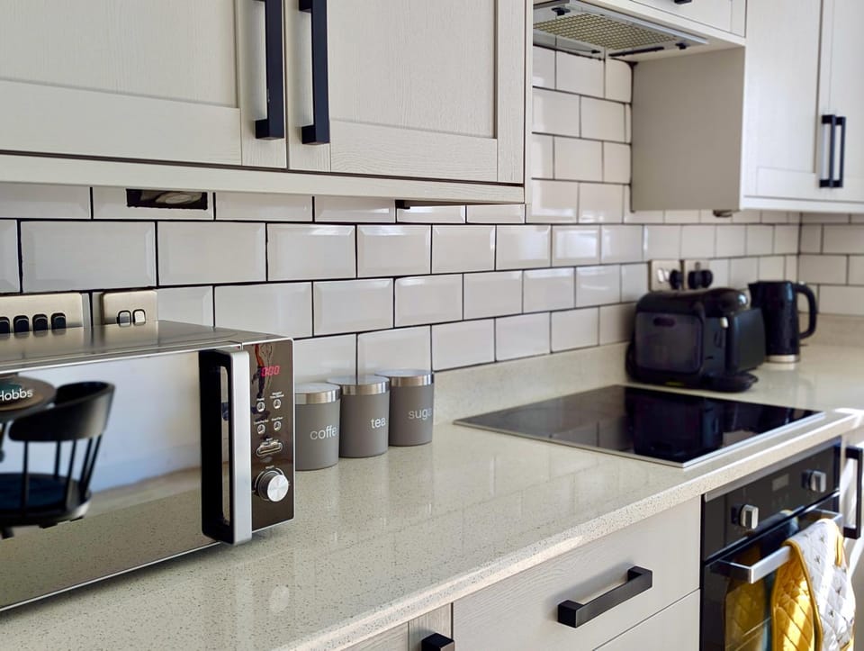 Coffee/tea facilities, microwave, oven, toaster, kitchen