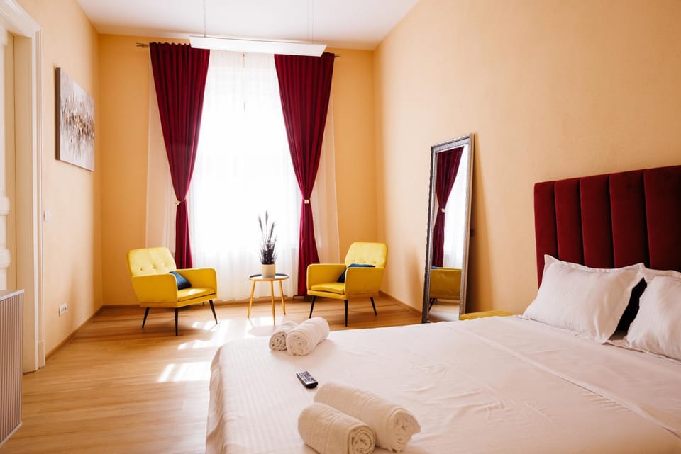 Bed, Seating area, Bedroom